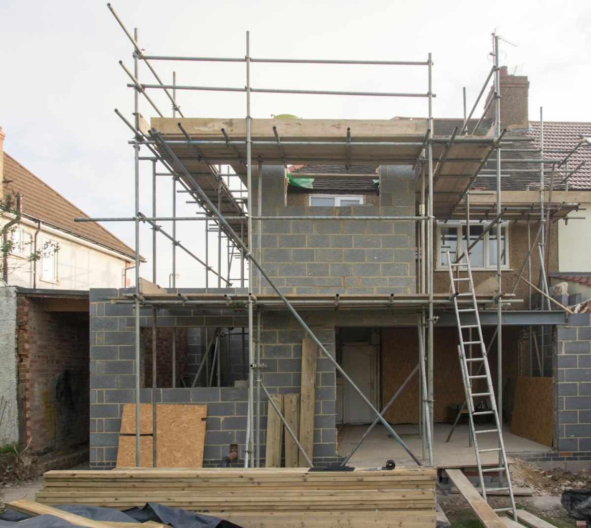 Maison en construction avec échafaudage