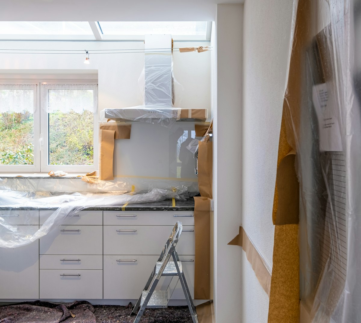 Cuisine en rénovation protégée par des bâches