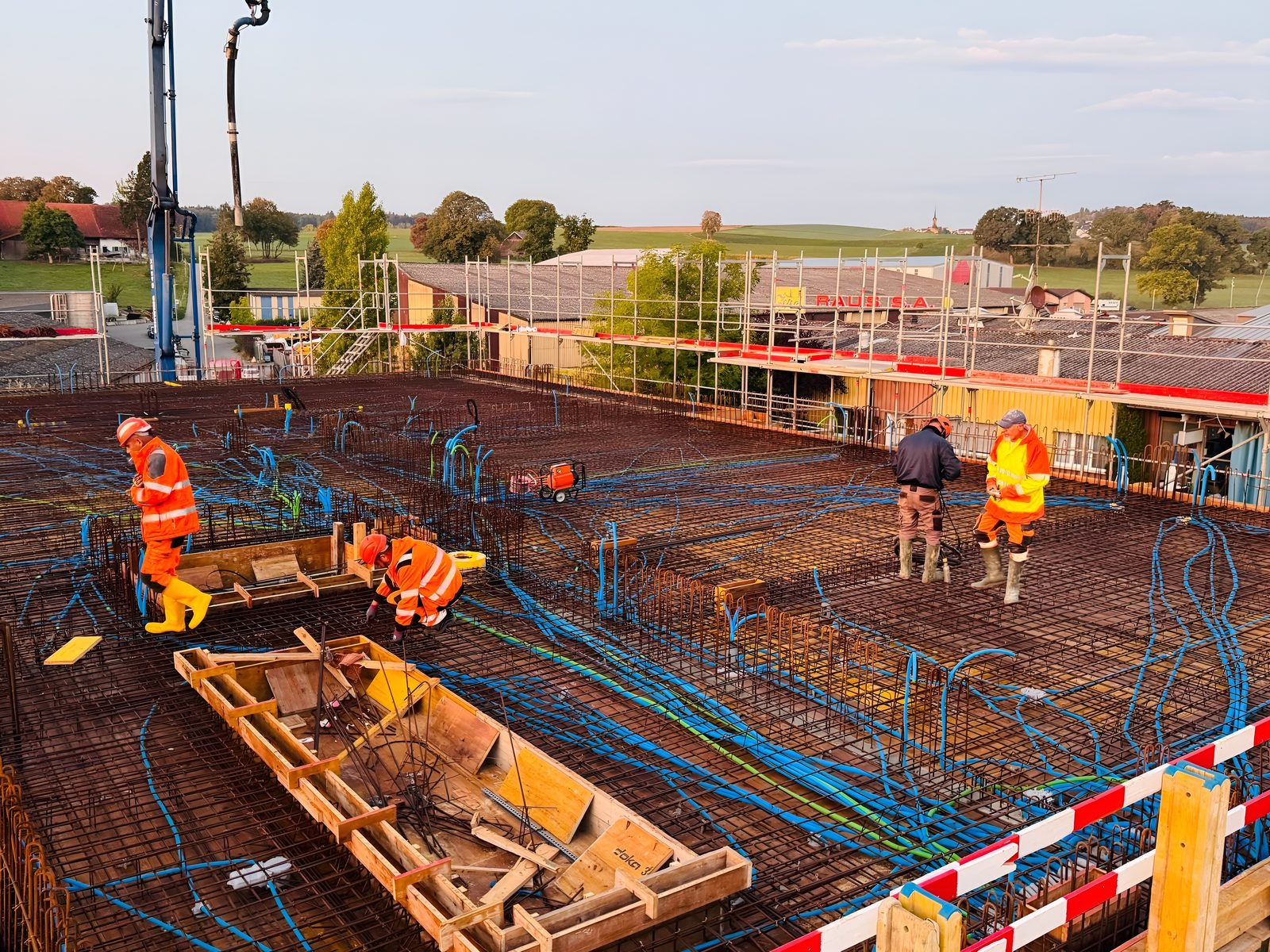 Équipe A2 posant le ferraillage d’une dalle