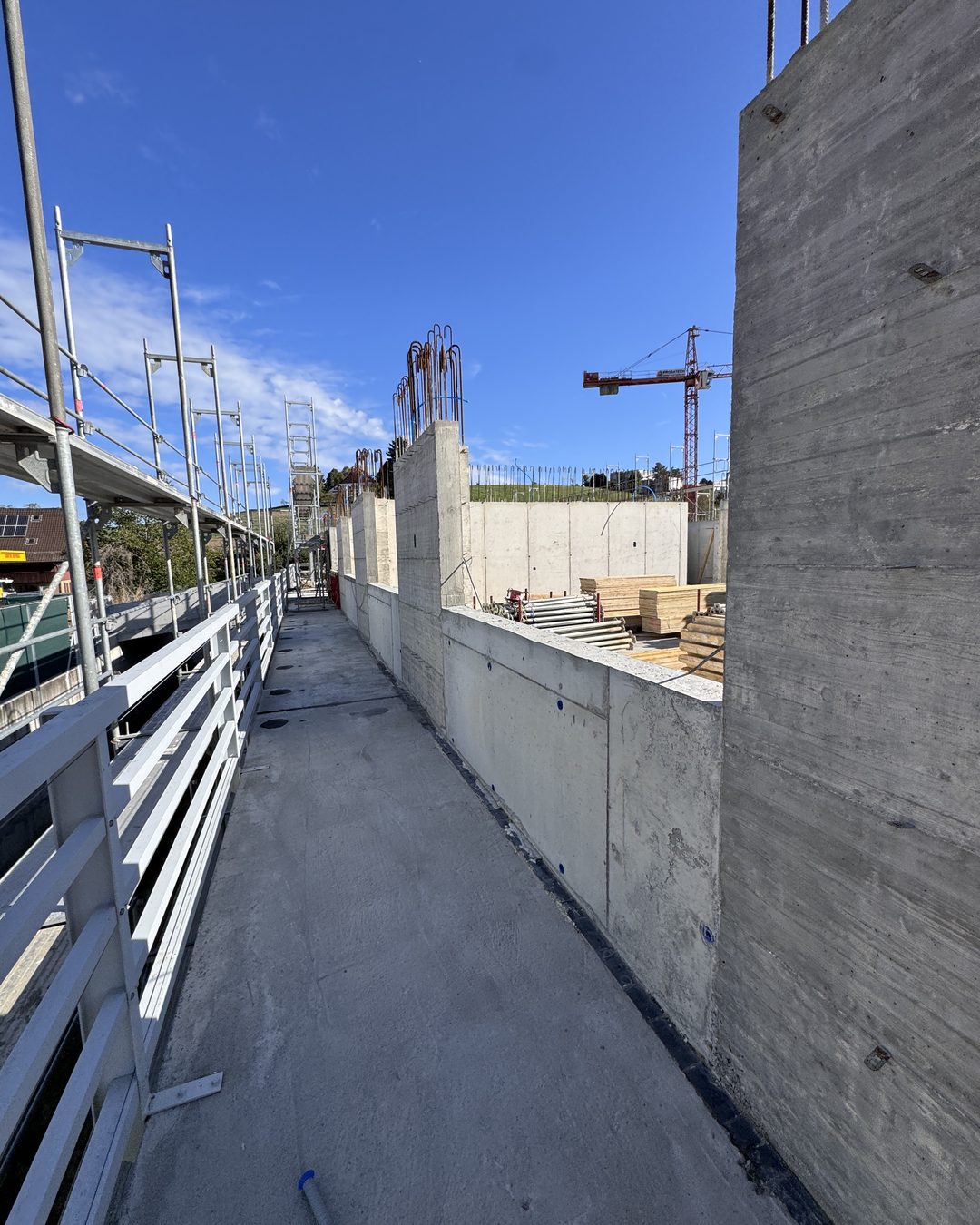 Coursive et murs en béton sur un chantier A2