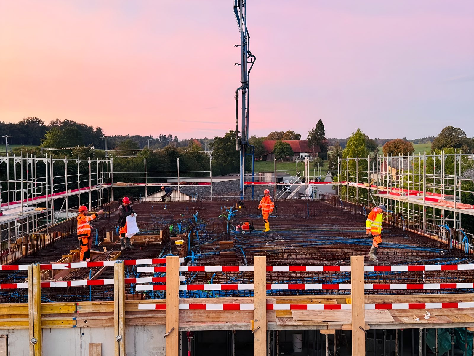 Chantier A2 au coucher du soleil, ciel rose